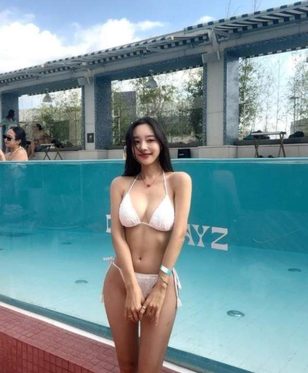 흰색 비키니 이미지 #1