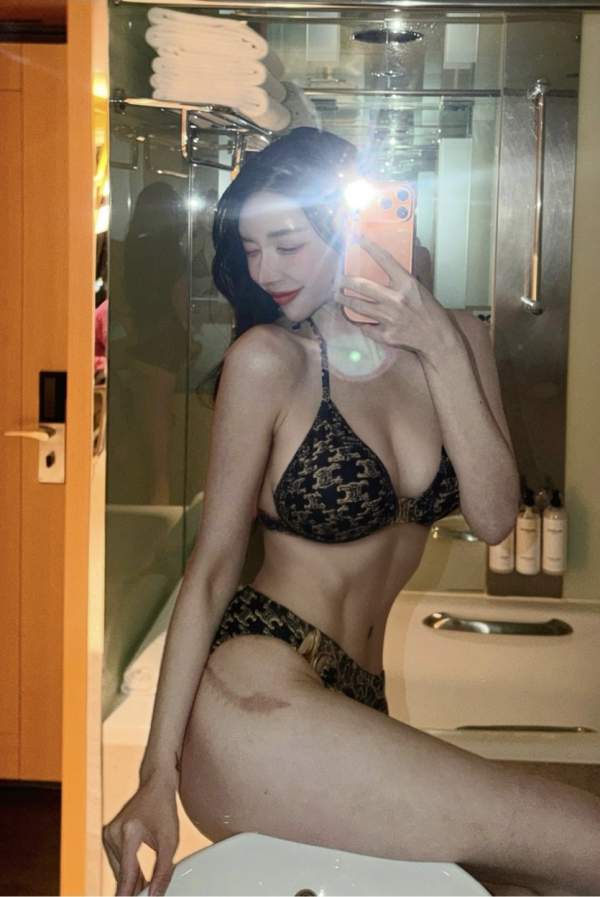 욕실에서 셀카 이미지 #1