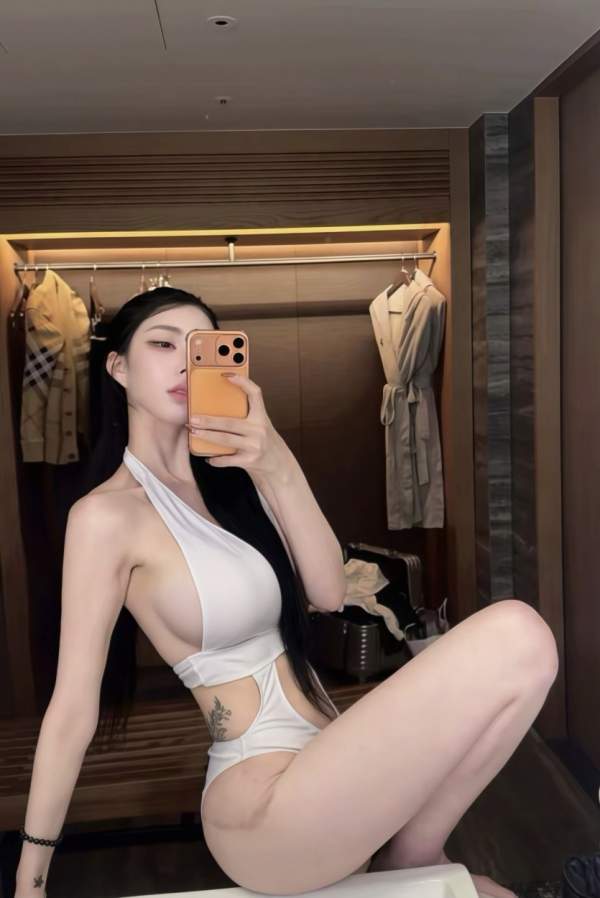 탈의실에서 셀카 이미지 #1