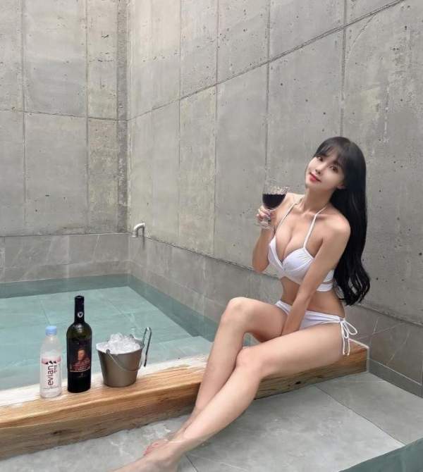 흰 비키니 이미지 #1
